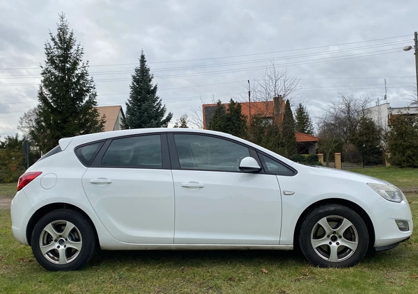 Opel Astra cena 16900 przebieg: 211000, rok produkcji 2012 z Wągrowiec małe 172